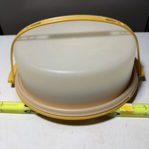Tupperware Yellow and Cream Pie Carrier With Handle